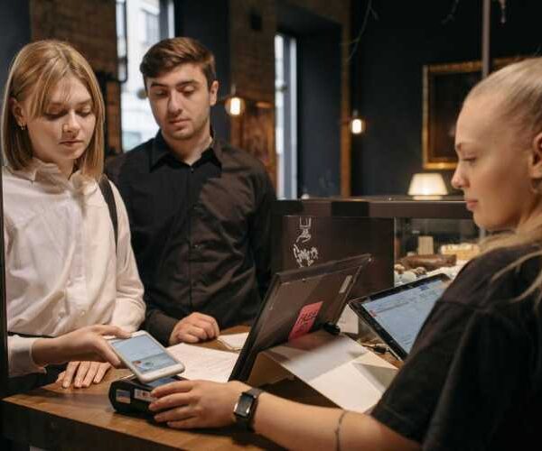 Купуючи ці товари касири мовчки засуджують людей