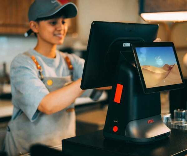 “Галя, скасування!”: Навіщо касири постійно кличуть Галину