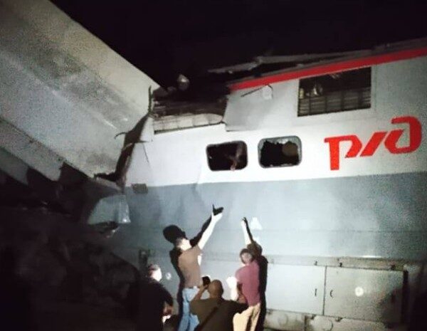 Є загиблі і постраждалі: у Брянській області РФ рухнув автомобільний міст, у нього врізався потяг (фото, відео)