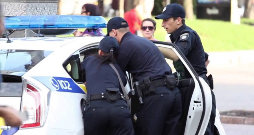 Стрілянина в готелі Києва: невідомого спіймали з автоматичною гвинтівкою AR-15 (фото)