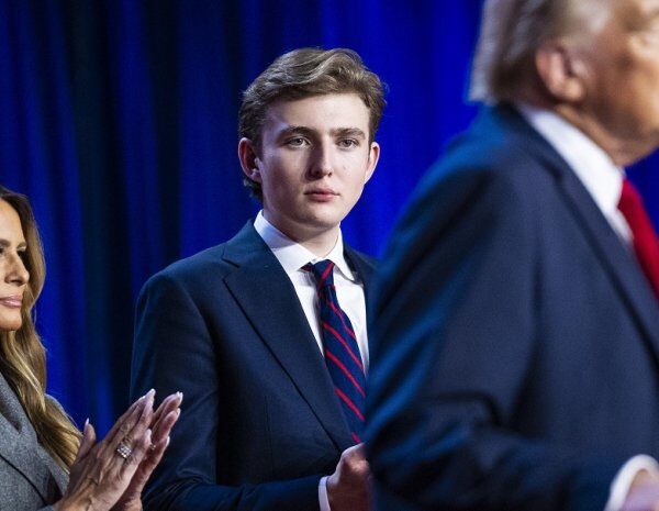 Не вступив сам і не вступив його син: у США жартують чому Трамп ополчився на Гарвард