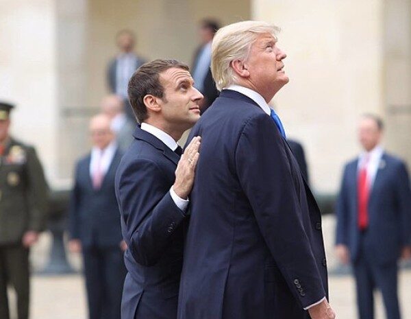 «Переконайтеся, що двері зачинені»: Трамп дав пораду Макрону після ляпаса від дружини в літаку (відео)