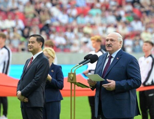 Лукашенко запропонував встановити у Мінську пам’ятник Сі Цзіньпіну – це подяка за стадіон