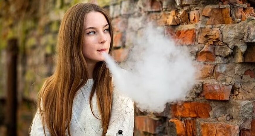 Невидима загроза: українці не знають, що насправді курять у електронках, — дослідження