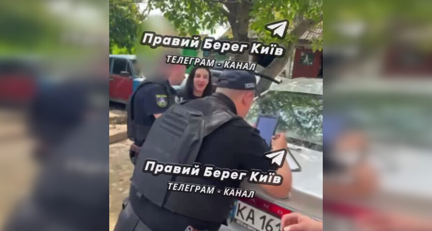 «Святая Русь»: під Києвом п’яні жінки влаштували танці на дорозі під російську музику (відео)