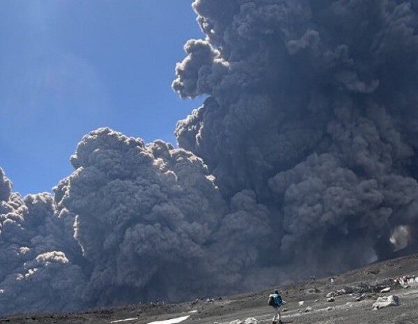 Стовп попелу на два кілометри: вулкан Етна раптово почав вивергатися, ледь не вбивши туристів