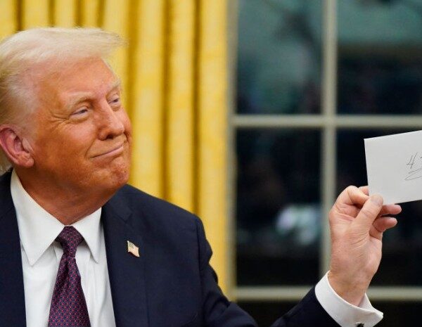 Укази Трампа: людей братимуть на службу по лояльних есе — деталі