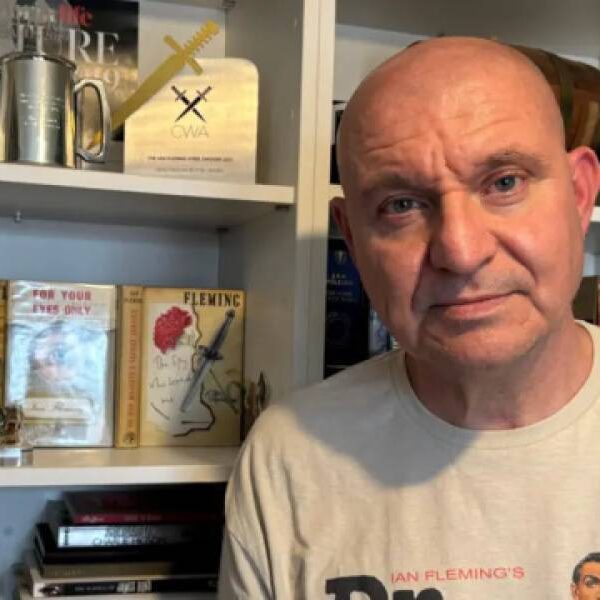 Автор кримінальних романів Майк Крейвен напише книгу про Джеймса Бонда для дітей