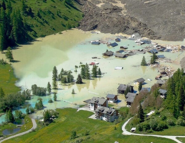 Це ще не кінець: льодовики загрожують знищити ще чотири села у швейцарських Альпах (відео)