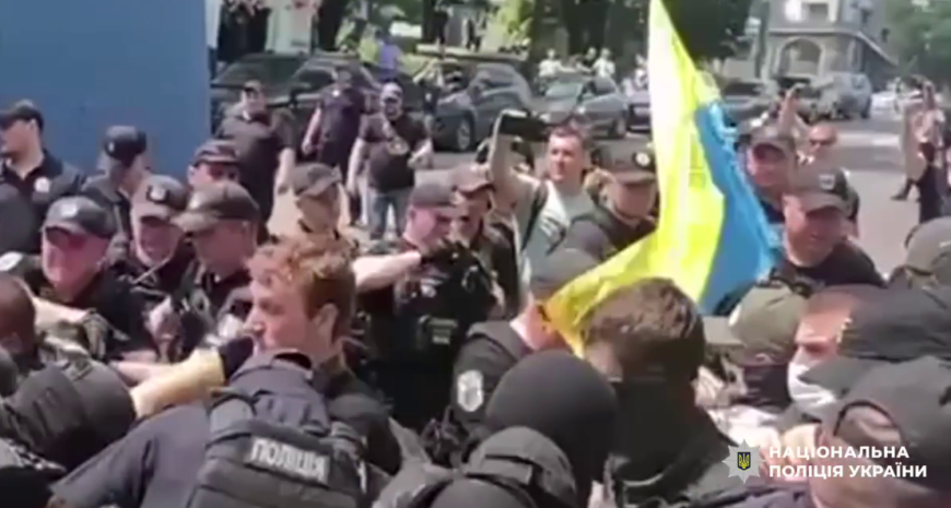 Сутички на КиївПрайд – військовий вдарив поліцейського протезом