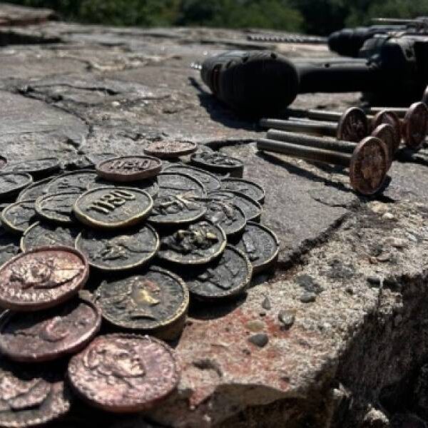 В Ужгородському замку відновили пошкоджену туристами мініскульптуру