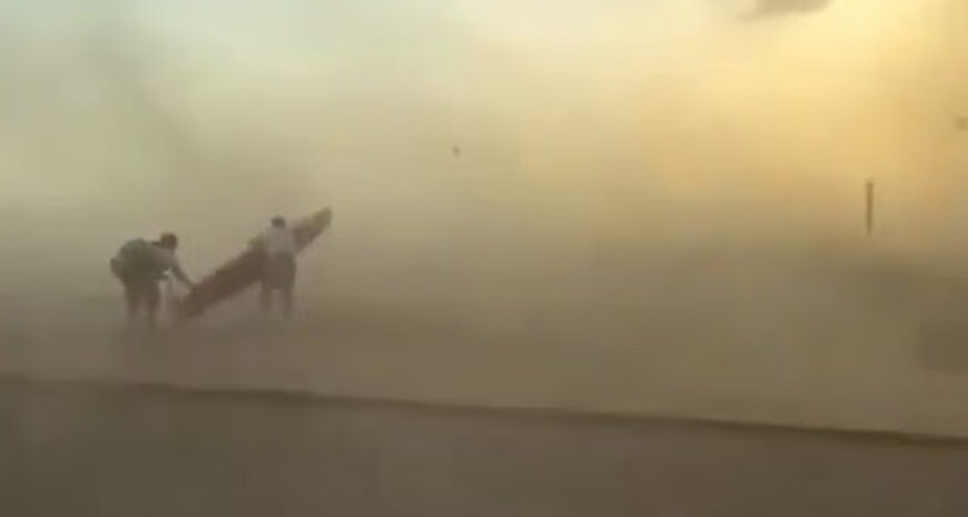 Смерч посеред пляжу: туристи тікали в жаху, коли «диявольська буря» обрушилася на Іспанію (відео)