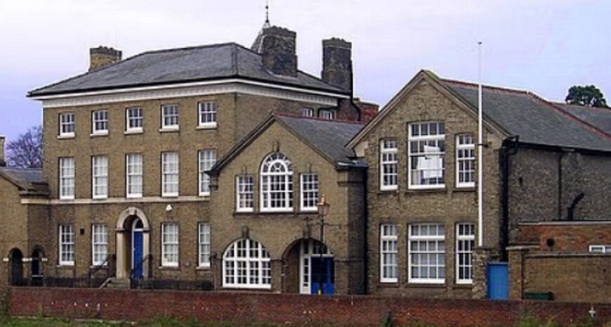 Будуть корисні комуністам: Китай масово «захоплює» школи у Британії