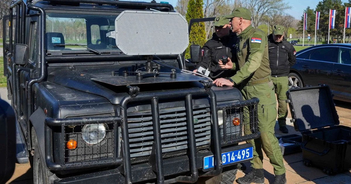 Офіцери сербської жандармерії демонструють акустичний пристрій далекого радіусу дії (LRAD)