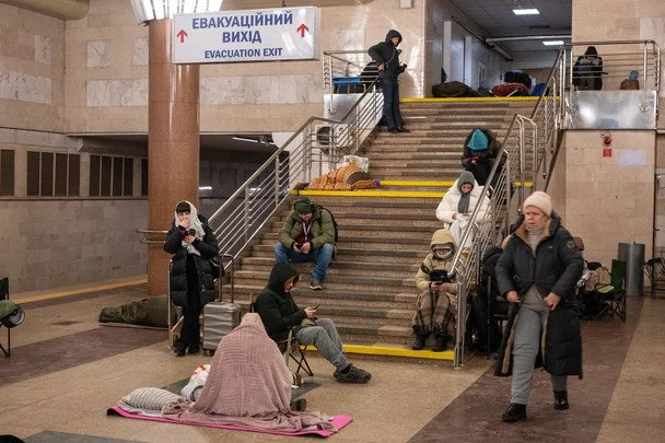 Люди переховувалися в метро / © Associated Press