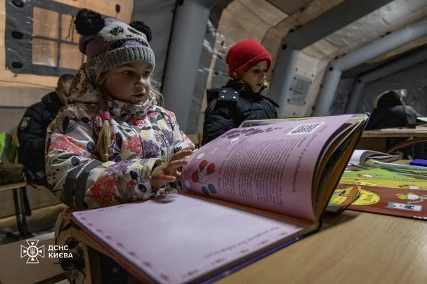 Діти у «Пункті Незламності» / © Facebook Андрія Сибіги