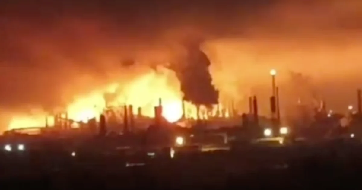 Пожежа на НПЗ в РФ Пожежа на НПЗ в Росії