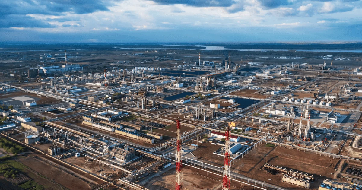 Нафтопереробний завод компанії "Лукойл" у Волгограді, Росія.