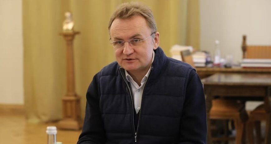 “Не лише присідання”: Міський голова Львова двічі послизнувся через слизьку погоду