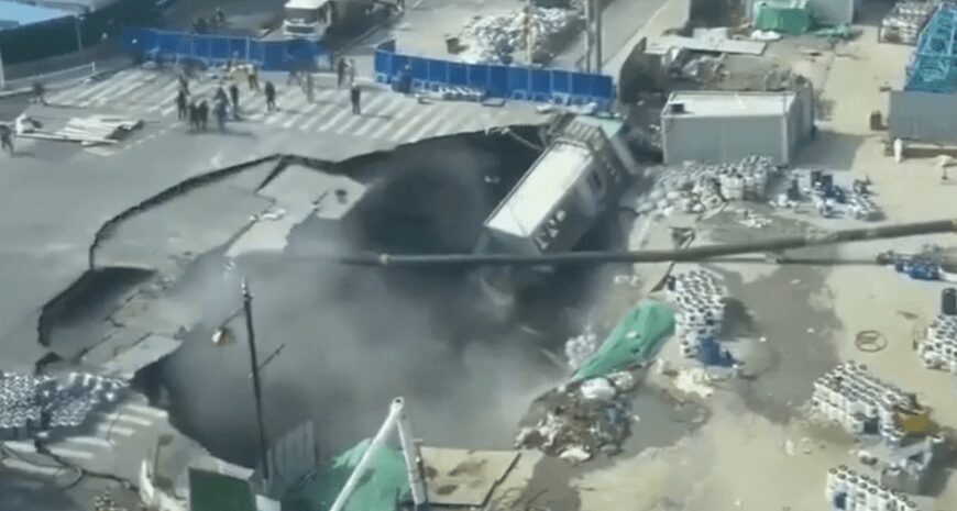 Шанхай: дорожній провал утворив гігантську вирву — кадри з місця події