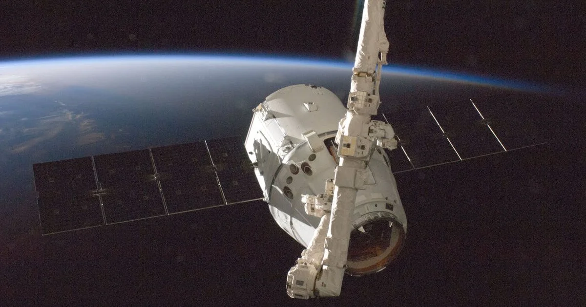 Супутник на орбіті Землі Супутник на орбіті Землі