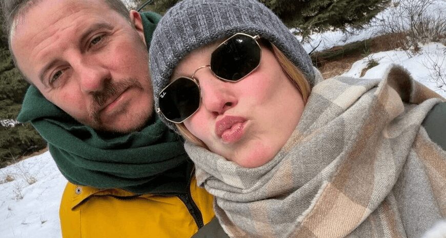 Кохана Євгена Клопотенка позувала оголеною в ліжку – знімок