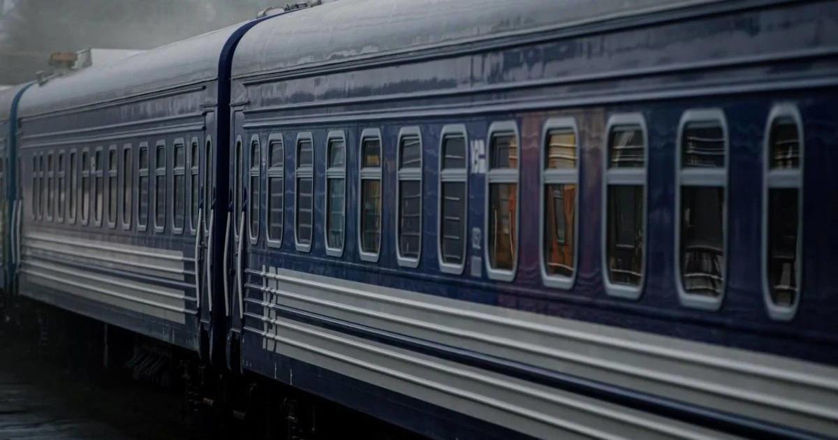 Через російські обстріли залізничної інфраструктури у деяких областях України можливі затримки поїздів