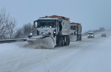 Сніг, дощ та імла: поточна ситуація на державних автодорогах.