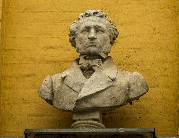 У Києві демонтовано погруддя Пушкіна з будівлі-пам’ятки: містяни нарікають на&hellip;