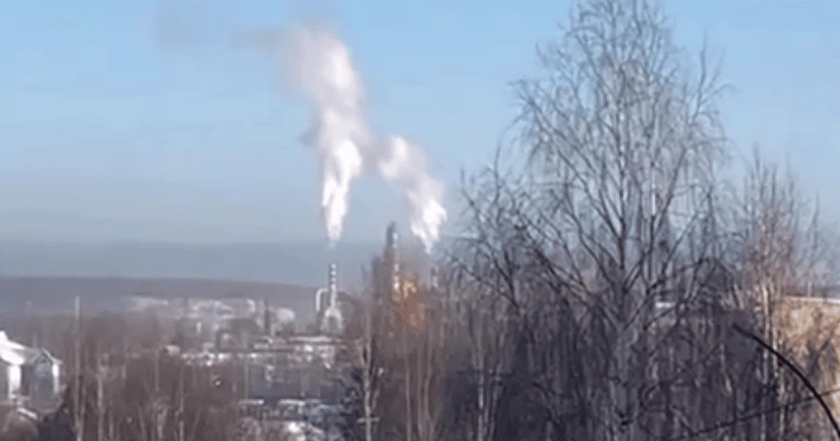 Дим після атаки на Ухтинський НПЗ «Лукойла»