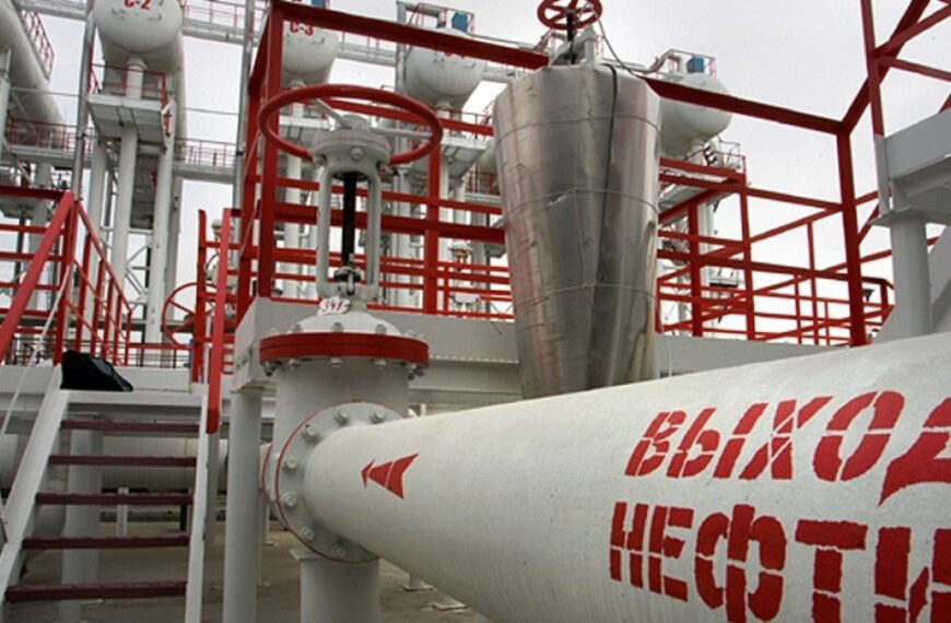 Індія припиняє імпорт російської нафти, згідно з Reuters.