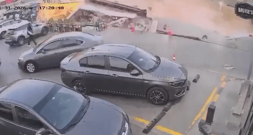 Єгипетська АЗС несподівано обвалилася просто перед водіями: зафіксовано на відео.