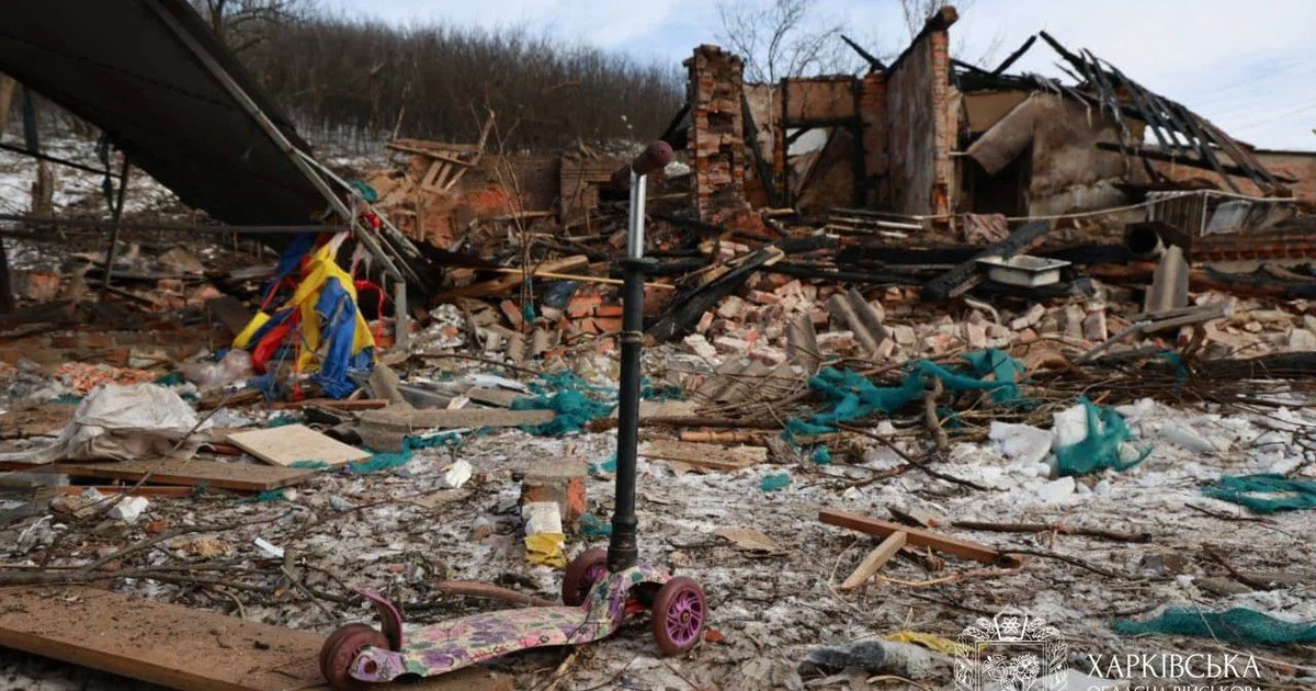 Наслідки російської атаки на Богодухів у лютому 2026 року, через яку загинули батько і троє дітей
