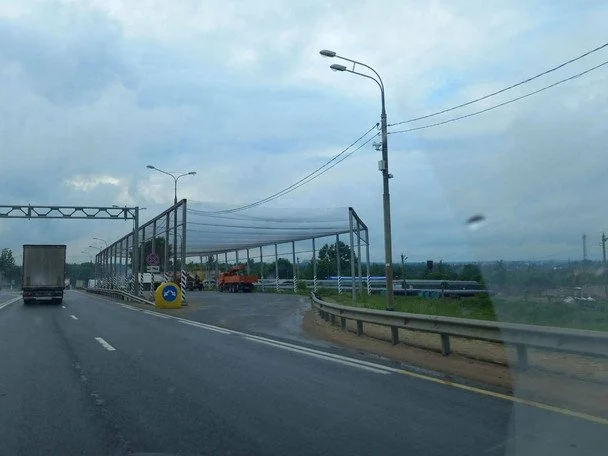 Противодронові сітки, ймовірно, з’явилися на трасі за 9 км від резиденції Путіна на Валдаї / © російські ЗМІ