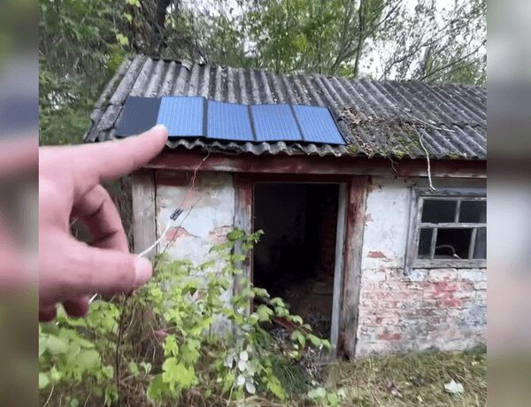 Чоловік оселився у покинутій хатині неподалік Чорнобиля, де “нескінченна електрика”&hellip;