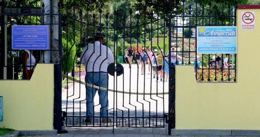«Це не евакуація»: Російська влада масово вивозить дітей з Криму