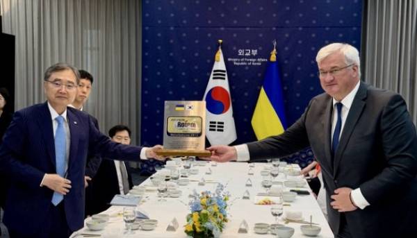 Голова МЗС Південної Кореї провів зустріч із Сибігою, обговорили співпрацю Росії з Північною Кореєю.