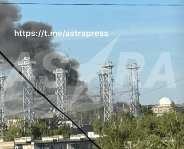 Вежі із натягнутими сітками над АО "ВНИИР-Прогресс". / © ASTRA