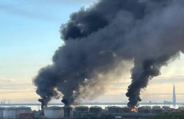 Санкт-Петербург обстріляли безпілотники у день приїзду Путіна: спалахнув найбільший нафтовий&hellip;