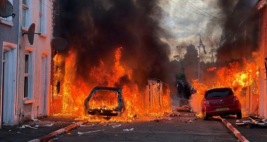 Белфаст охоплено заворушеннями: антиімміграційні протести спалахнули після того, як громадянин Судану намагався обезголовити місцевого жителя.