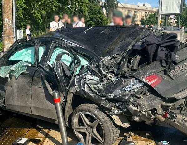 Автопригода в Києві: Водія Mercedes затримали після аварії на Чоколівці