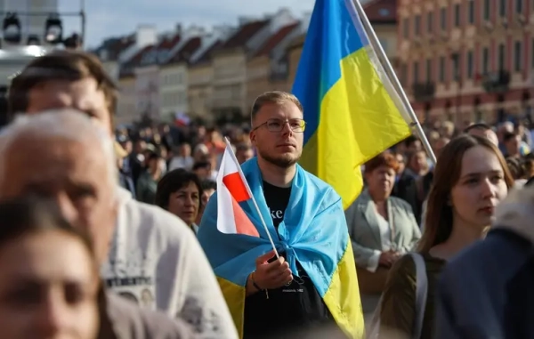 Українські біженці в Європі: чоловіків можуть позбавити притулку