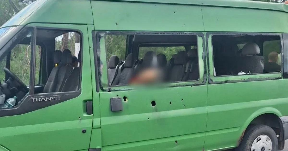 Російські сили обстріляли мікроавтобус у Нікополі