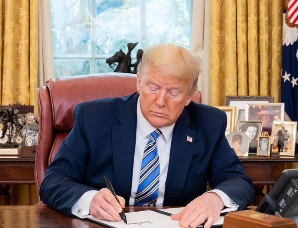 Нові мита на канадські товари: Трамп ввів 50% податок на імпорт вина та хокейних ключок