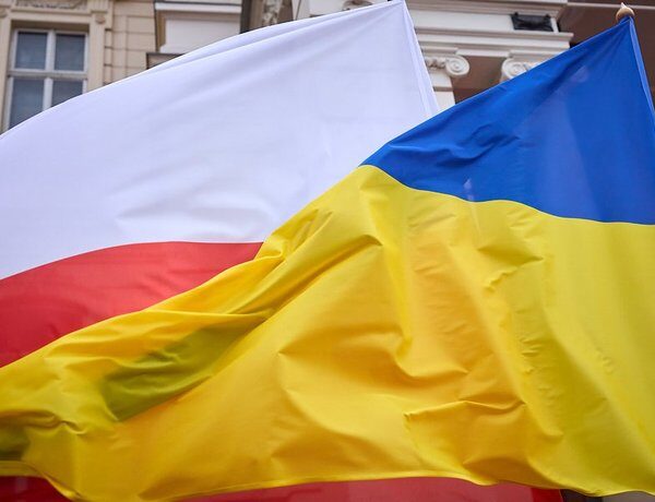 Українські біженці в Польщі — поляки вперше з 2022 року виступають проти прийому українців та виплат — результати опитування