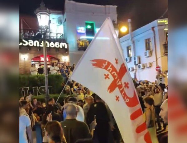 «Геть гнилу Російську імперію»: протести в Грузії через інцидент з росіянками на місцевому весіллі (відео)