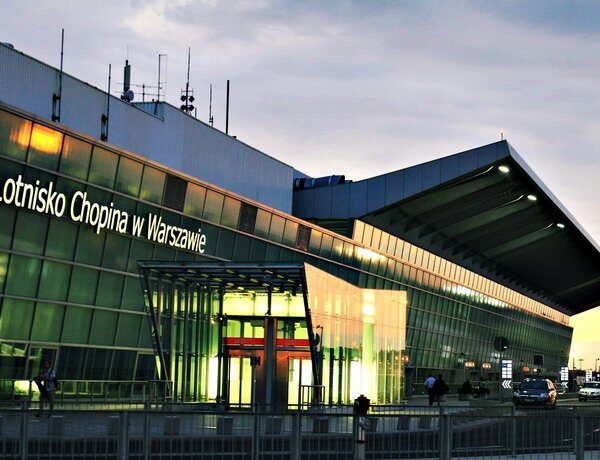 Українка в аеропорту Польщі: її довелося роздягнути до спідньої білизни. Політолог зазначив, що це “не вершина” конфліктів.