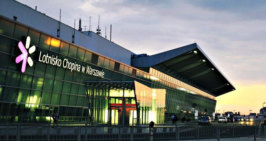 Українка в аеропорту Польщі: її довелося роздягнути до спідньої білизни. Політолог зазначив, що це “не вершина” конфліктів.