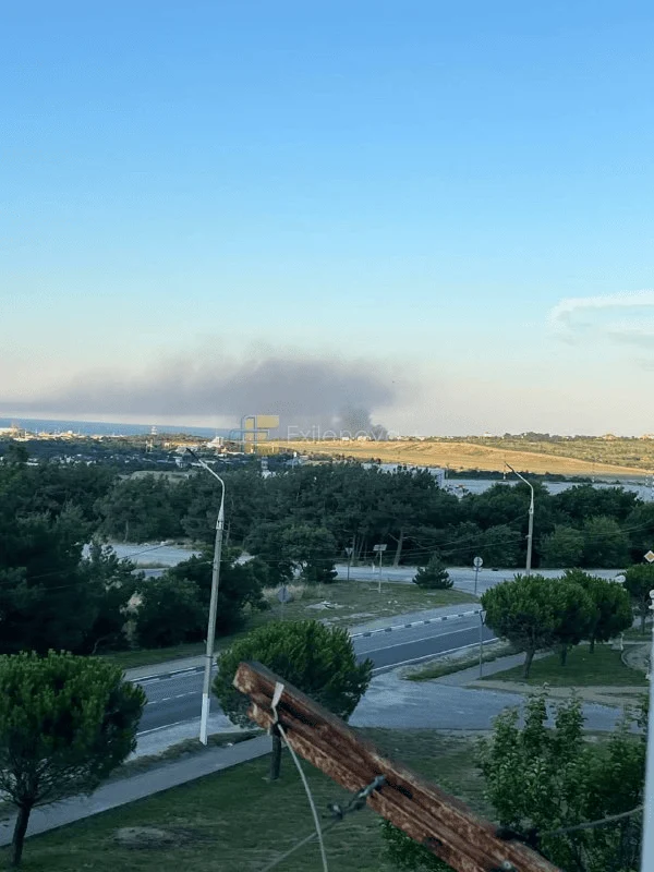 Пожежа в районі аеродрому в Геленджику триває