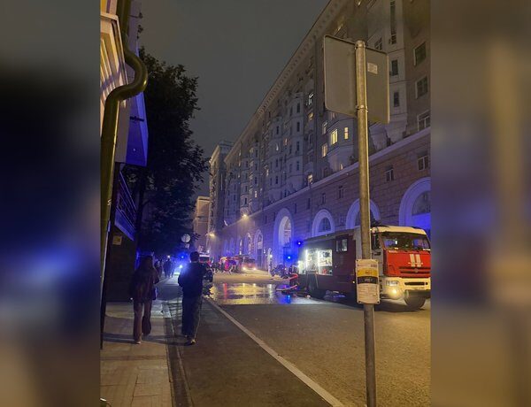 Історичну житлову будівлю у Москві охопило полум’я: за даними соцмереж, у ній проживали радянські воєначальники (з фото та відео).